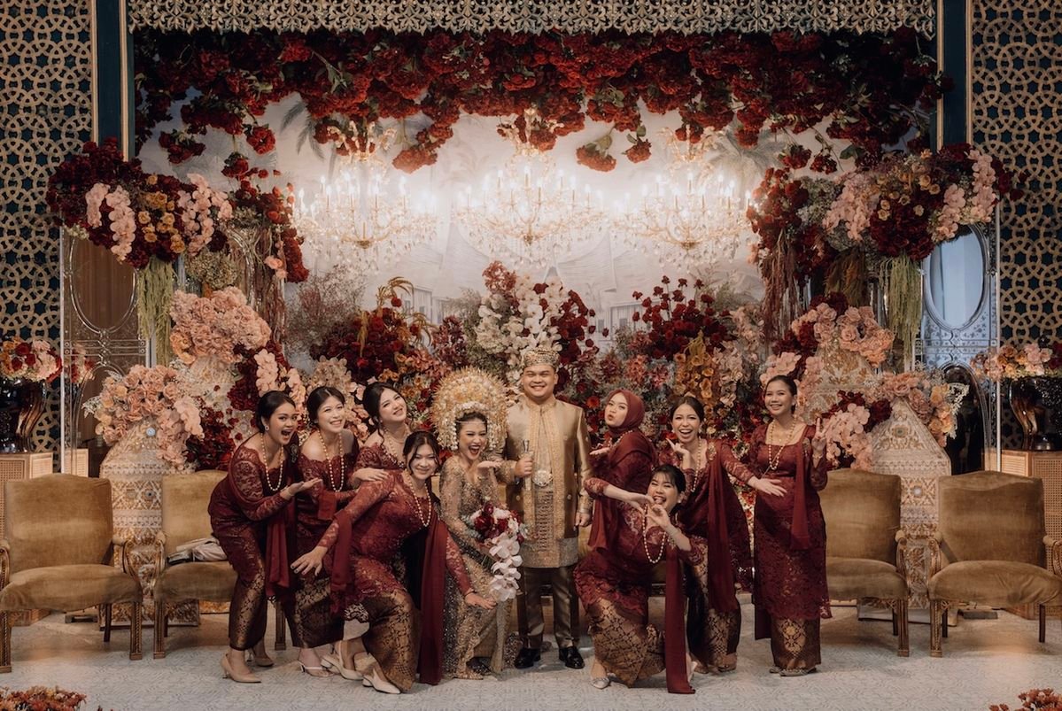 Pernikahan adat Minang adalah salah satu tradisi yang paling kaya dan bermakna dalam budaya Minangkabau, yang terletak di Sumatera Barat, Indonesia.